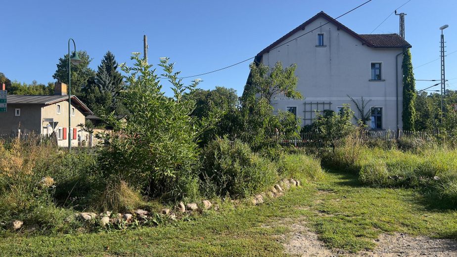 Biesenthal: 1.646 m² erschlossen, Altbau, PV-Anlage, 40 Min nach Berlin – Vorgarten und Kulturbahnhof
