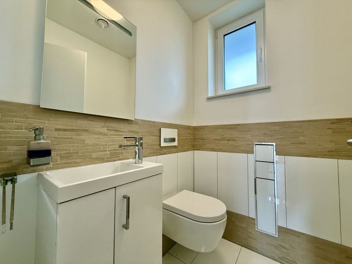 Architekten-Einfamilienhaus der Extraklasse - Wohnen auf gehobenem Niveau – Gäste-WC EG