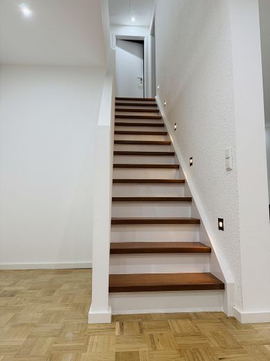 Einziehen & Wohlfühlen – hochwertig renoviertes Reihenendhaus mit Garten, Garage & PV – EG_Treppe