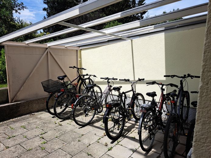 Sehr gut geschnittene, helle 2-Zimmer-Wohnung mit Balkon und Tiefgaragenstellplatz zu verkaufen – Fahrradabstellplatz
