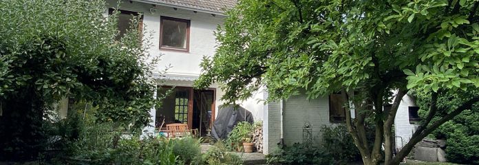 Oasis in the City – Single-Family Home with Park Views – Garten Südseite mit Terrasse
