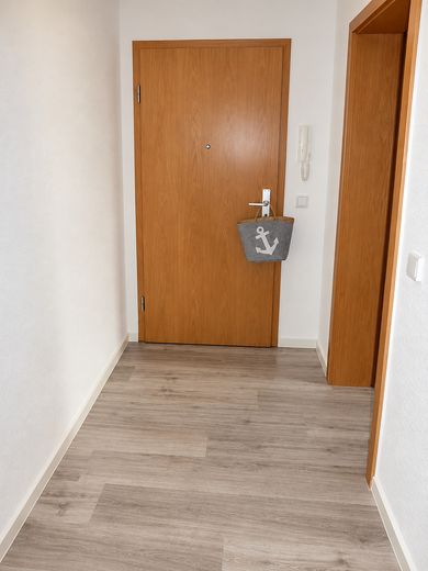 Balkonlu ve ankastre mutfaklı, tarihi çok aileli konutta çekici, modernize edilmiş 2 odalı daire - %6 getiri – Eingangstür/Flur