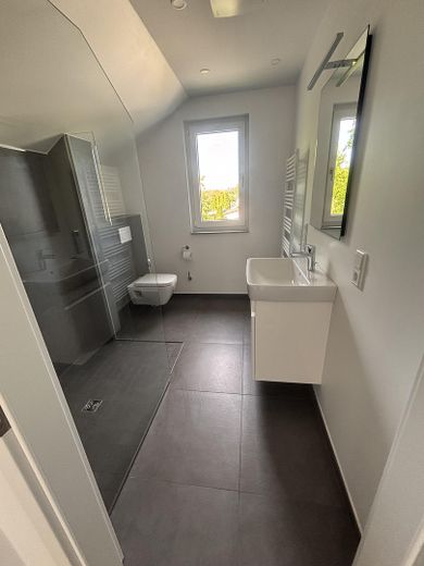 Zuhause heute- Moderner und energieeffizienter Neubau (KfW40) 3-Zimmer-Wohnung – Badezimmer