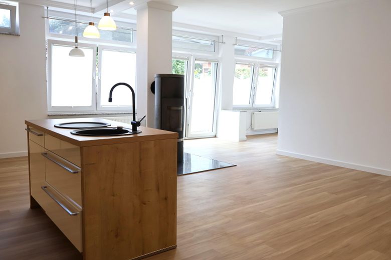 Hell geschnittene 105 m² Einliegerwohnung mit Terrasse & Wohnküche – Küche / Wohnzimmer