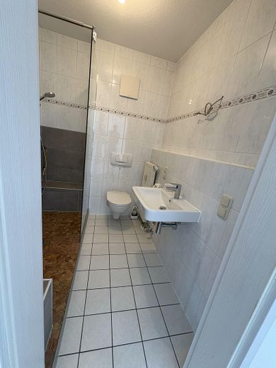 2-Zimmer-Wohnung, Balkon, Küche, Bad, HWR, Keller, nahe Südbahnhof – Bad