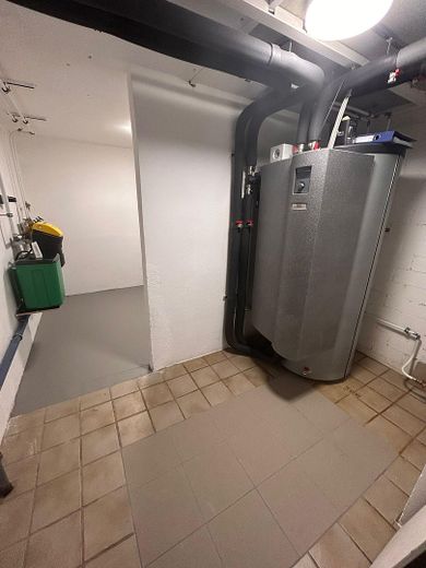 Senden‑Aufheim'de birinci sınıf konumda modernize edilmiş ikiz ev – 140 m² yaşam alanı + büyük ofis - komisyonsuz – Heizraum mit Wärmepumpe