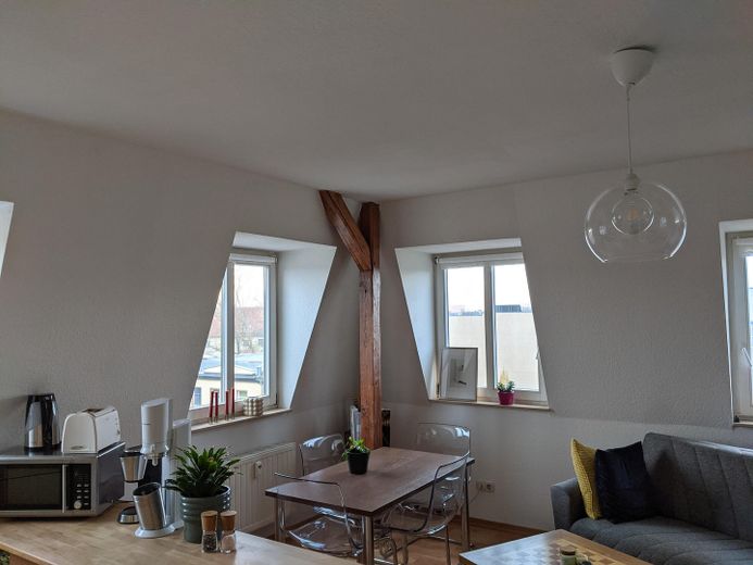Stilvolle Altbau-Dachgeschoss 2-Zimmerwohnung mit Weitblick – Wohnbereich