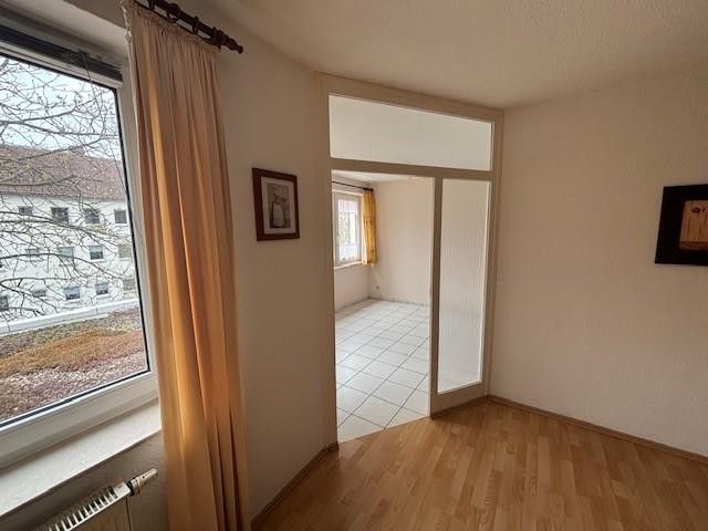 Blick aus Wohnzimmer in Küche