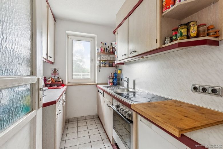 En iyi konumda yatırım fırsatı: Parkstadt Bogenhausen'de yeşil manzaralı kiralık 3 odalı daire – Küche