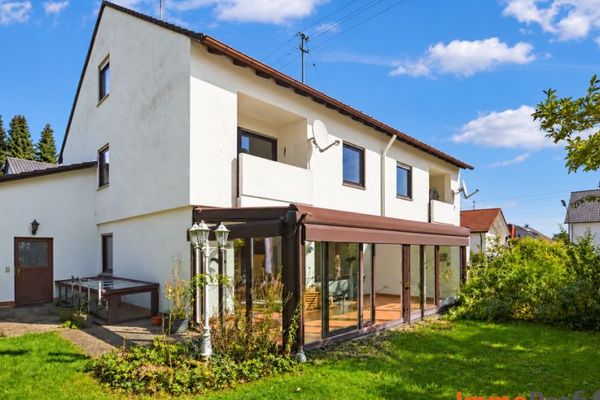 Ampia e tranquilla porzione di casa bifamiliare con studio, veranda e idilliaco paradiso verde