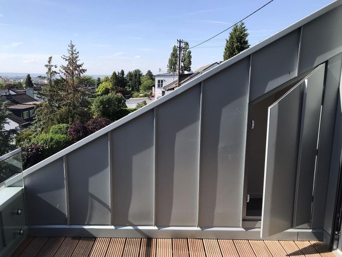 Attraktive Maisonettewohnung mit Haus-im-Haus-Charakter, Dachloggia, Garage – Dachloggia - Abstellraum
