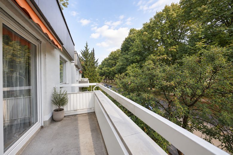 Ruhige 3-Zimmer-Wohnung in Harlaching mit zwei Balkonen und Grünblick – Balkon mit Blick ins Grüne