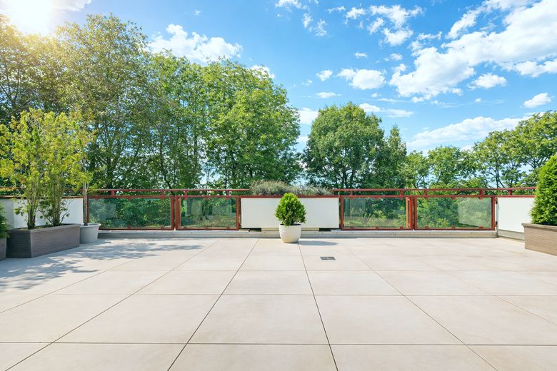 Designer-Penthouse mit Traum- Dachterrasse und Blick über Isarhochufer: PROVISIONSFREI – Grüne Oase mit Parkblick