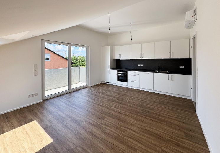 Prima locazione: moderno appartamento mansardato di 4 locali con balcone a ovest e aria condizionata a Anzing - WE07 – Wohnzimmer mit offener Küche