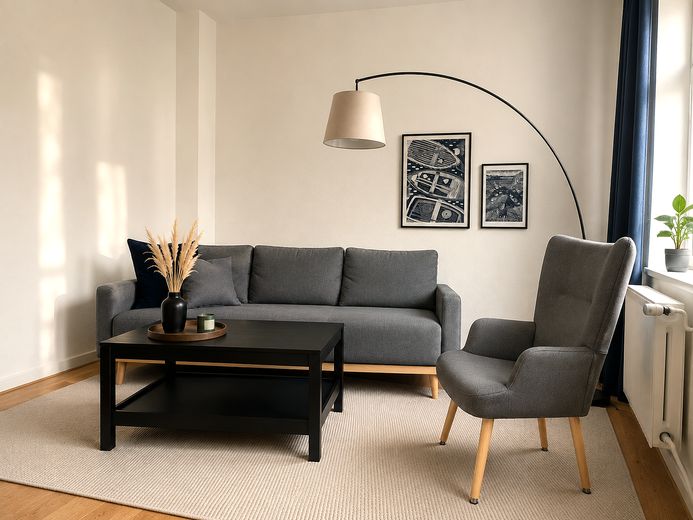 HAVRO HOMES I Sahile yakın yaşayın I Kiel’de dönemsel kiralık şık tarihi bina dairesi – Wohnzimmer