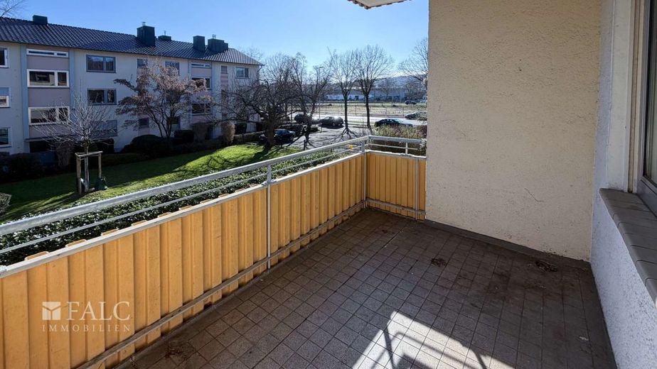 Großzügige, teilentkernte 5-Zimmer-Wohnung in Rheinnähe – Balkon