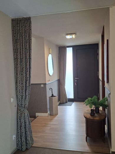 Ampia casa a schiera centrale ben attrezzata, spazio sufficiente per tutta la famiglia – Garderobe, Eingang