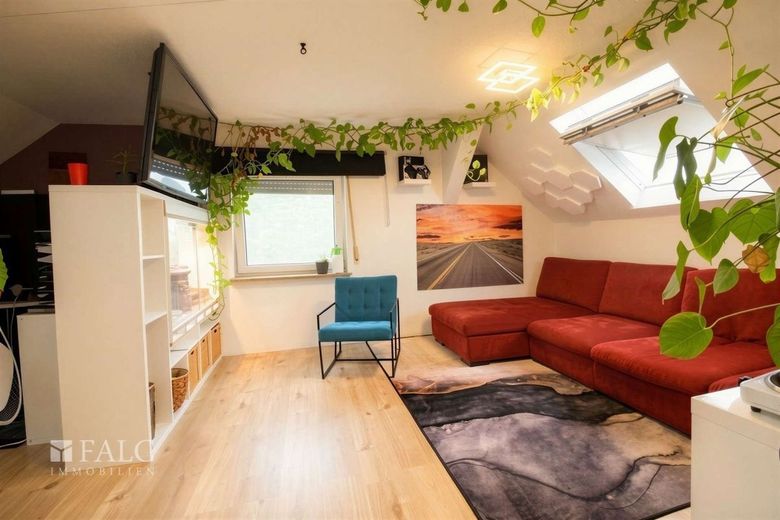 Wohnen mit Perspektive - großzügiges Zweifamilienhaus in begehrter Lage – Wohnbereich mi Raumteiler für Büro