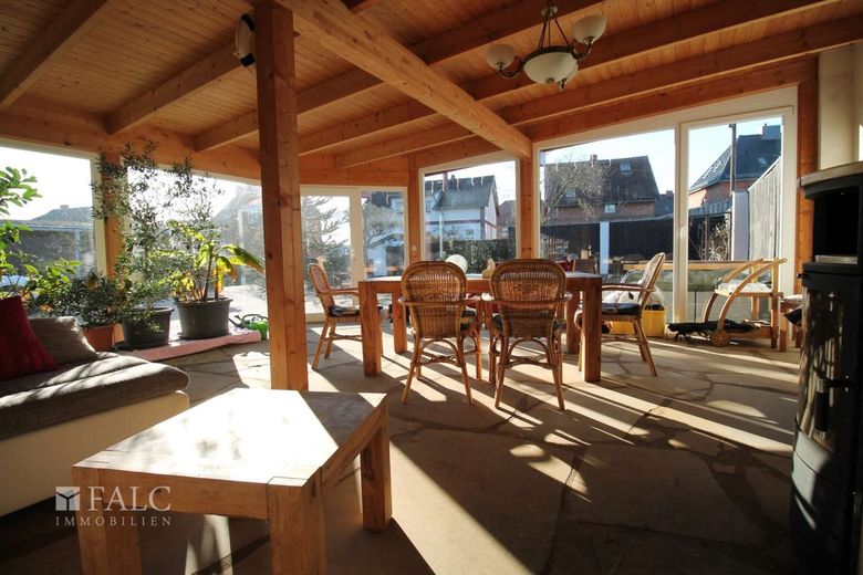 +++ Elegantes Zweifamilienhaus mit großem Garten, Badeteich inkl. Poolhaus +++ – Poolhaus