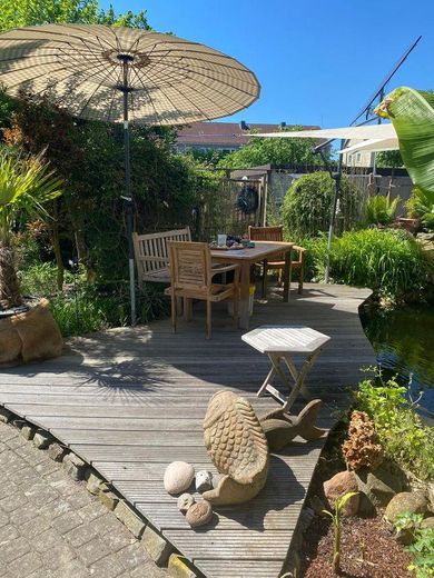 Einfamilienhaus in kühlem Garten – Holzdeck am Teich
