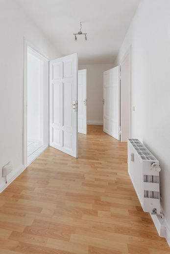 Bestandsvermietete 2-Zimmer-Altbauwohnung im denkmalgeschützten Gründerzeithaus – Großzügiger Altbauflur