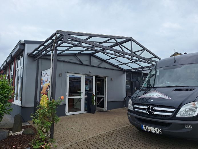 überdachter Haupteingang