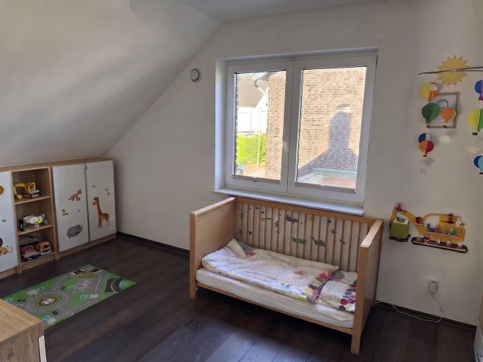Modernes Massivhaus in ruhiger Neubausiedlung: Südausrichtung, Terrassendach, Sauna & 9m-Garage – Kleinerer Schlafraum links OG 