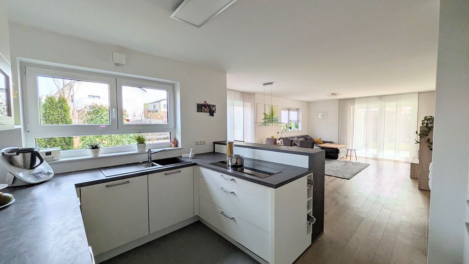 Küche mit Blick zu Wohnzimmer