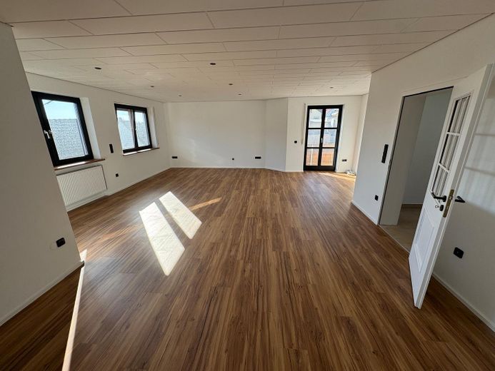 Hepberg’in merkezi konumunda geniş, kapsamlı şekilde yenilenmiş 3 odalı, 1. kat dairesi + 2 balkon – Wohnzimmer / Essbereich