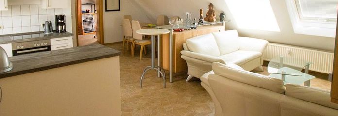 Lichtdurchflutete 2-Zimmer-Dachgeschosswohnung mit hohen Decken in Top-Lage in Forchheim – Offener Wohn- und Essbereich