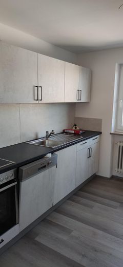Schöne 2,5-Zimmer Wohnung im 3. OG mit Einbauküche, Balkon und Garage – Küche