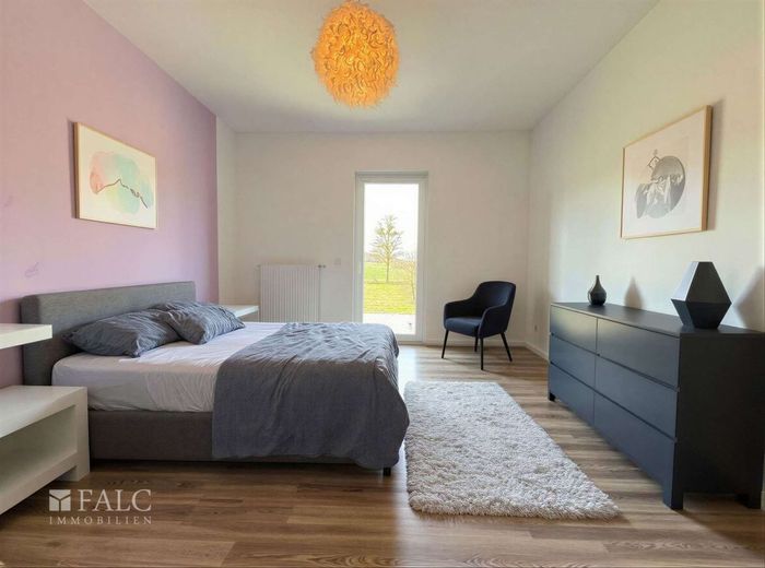 RESERVIERT***Atzenhausen - Wohnen auf einer Ebene: Neuwertiger Bungalow auf üppigem Grundstück*** – Schlafzimmer