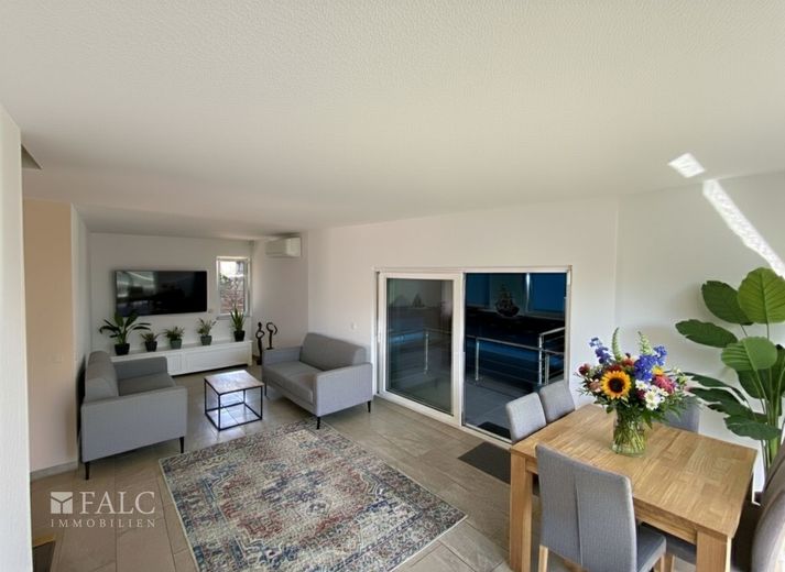 Seltenes EFH-Angebot in Biesdorf: Bj. 2015, Indoor-Pool, Sauna, PV-Speicher - jetzt 675.000 EUR – Wohnzimmer (KI Visualisierung)
