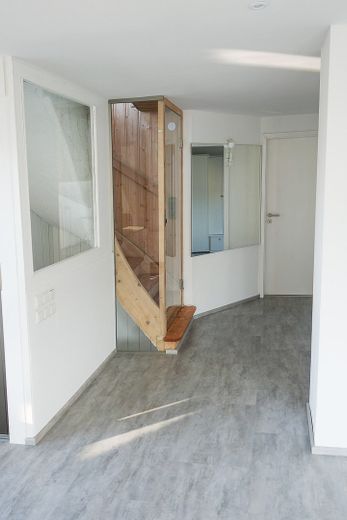 Traumhaus mit Pool & Sauna – Ihr Familienidyll in Stuttgart-Steinhaldenfeld – Treppenaufgang zum 2.OG