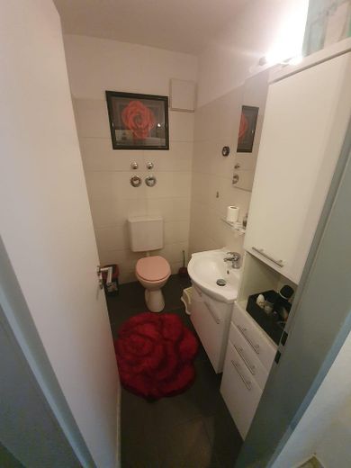 BEZUGSFREI ab 01.11.26: 4-Zi.-Maisonette (109m²) mit TG-Stellplatz & Balkon in Uni-Nähe! – Gäste-WC