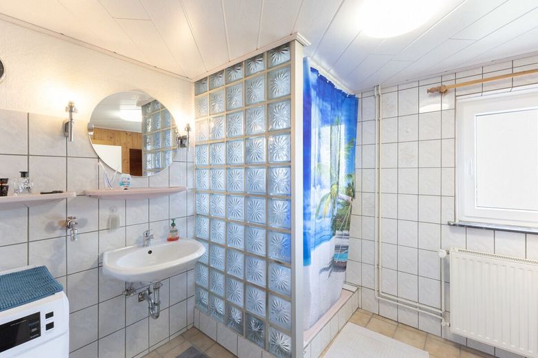 Ihre Oase: Doppelhaushälfte mit großem Garten! – Duschbad