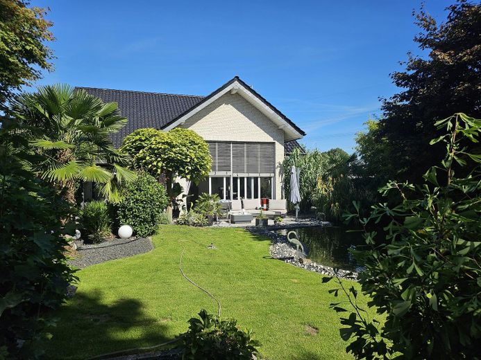 Exklusives Einfamilienhaus mit Wellnessgarten – Wohnen auf höchstem Niveau – Rückansicht
