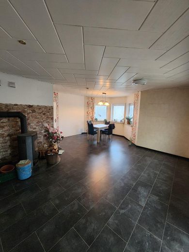 4-pokojowe mieszkanie w spokojnej lokalizacji – Wohnzimmer