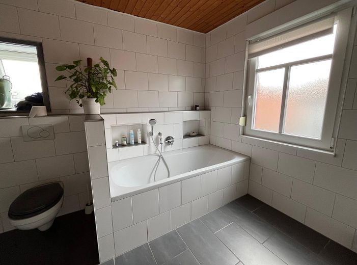 Sehr großzügige u. helle 3-Zimmer-Wohnung mit Balkon und Garten - modern renoviert mit Glasfaser – Duo Badewanne