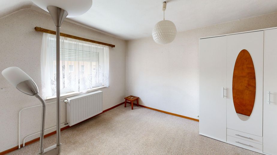 Maison individuelle indépendante avec grand terrain et beaucoup de potentiel – Obergschoss Zimmer 1