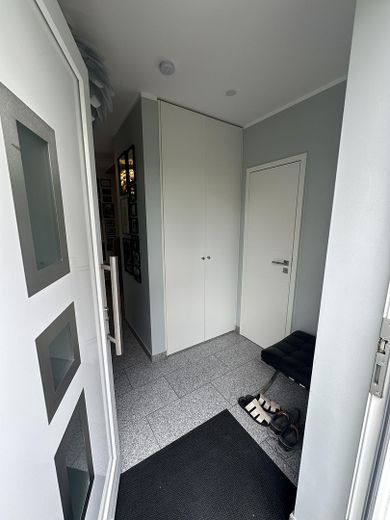 Near Simmerleinplatz: As-new, bright XXL semi-detached house, upscale features, KFW70 standard, with fitted kitchen – EG Hauseingang