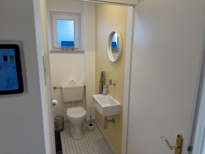 Provisionsfrei: 4-Zimmer-EG-Wohnung mit 300 m² Privatgarten, Süd-West-Terrasse, nur 2 Parteien – Gästetoilette