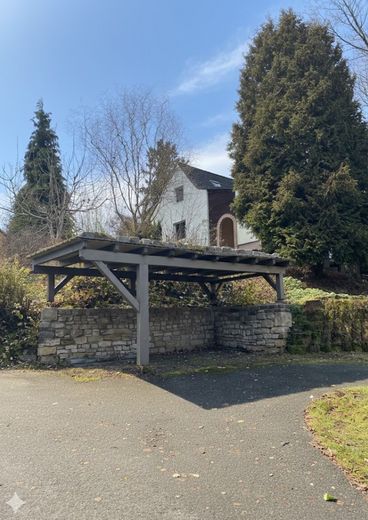 منزل منفصل لأسرة واحدة في موقع خلاب – Carport