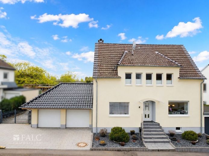 Einfamilienhaus auf 927 m² Grundstück - modernisiert, energieeffizient und familienfreundlich – Außenansicht