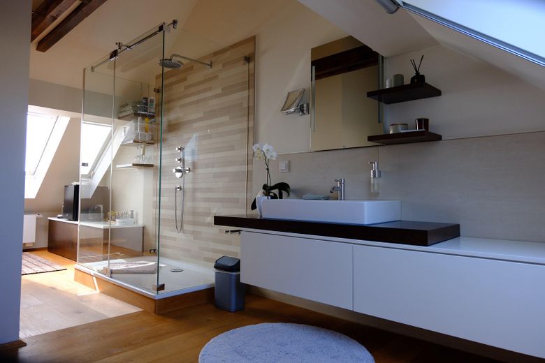 Exklusive Wohlfühloase in GE-Resse: 214 m² Luxus, Schreiner-Einbauten & traumhafter Naturpool – DG Bad