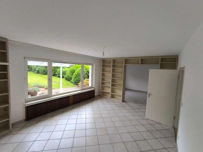 Provisionsfrei für Käufer | Familienhaus in Toplage | Bieterverfahren ab 389.000 € – Wohnzimmer - Parterre