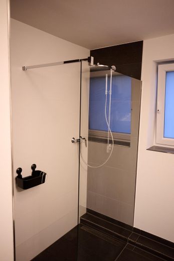 Renoviertes Schmuckstück in Golzheim (Provionsfrei), + Garage & Stellplatz möglich – Badezimmer (begehbare Dusche)