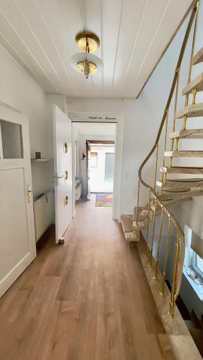 Flur EG mit Treppe zum OG