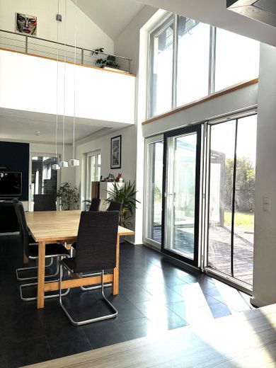 Casa moderna con un gran jardín – Essbereich