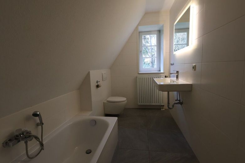 Exklusive Villa mit Wellnessbereich, Pool &amp; großem Grundstück (inkl. Renovierung und neuem Dach) – Kinderbad OG